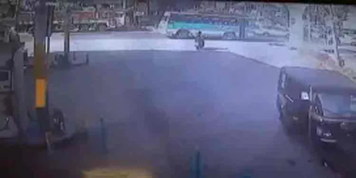 ഒല്ലൂരില് ഓടിക്കൊണ്ടിരുന്ന ബസില് നിന്ന് തെറിച്ച് വീണ് യാത്രക്കാരന് ഗുരുതര പരിക്ക് ഒല്ലൂരില് ഓടിക്കൊണ്ടിരുന്ന ബസില് നിന്ന് തെറിച്ച് വീണ് യാത്രക്കാരന് ഗുരുതര പരിക്ക്