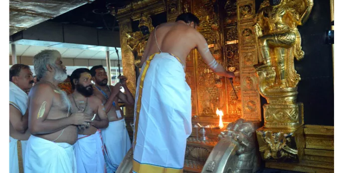 മകരവിളക്ക് മഹോത്സവത്തിന് നടതുറന്നു ; ശബരിമലയില് അയ്യനെ കാണാന് ഭക്തജന പ്രവാഹം മകരവിളക്ക് മഹോത്സവത്തിന് നടതുറന്നു ; ശബരിമലയില് അയ്യനെ കാണാന് ഭക്തജന പ്രവാഹം