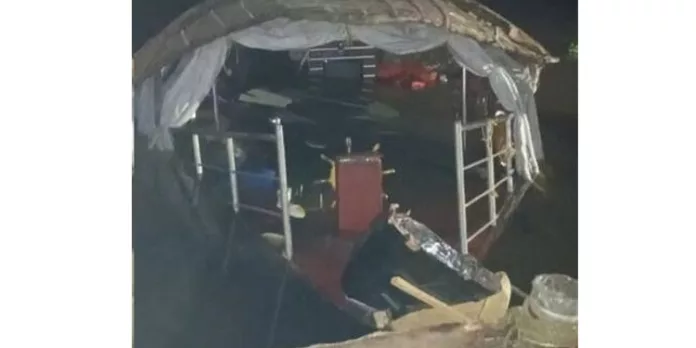 ആലപ്പുഴയിൽ ഹൗസ് ബോട്ട് മുങ്ങി ഒരു മരണം ; നാല് പേരെ രക്ഷപ്പെടുത്തി ആലപ്പുഴയിൽ ഹൗസ് ബോട്ട് മുങ്ങി ഒരു മരണം ; നാല് പേരെ രക്ഷപ്പെടുത്തി