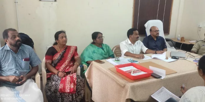 ട്രാന്സ്ഫോര്മറുകളുടെ അപകടാവസ്ഥ : കെഎസ്ഇബി – കെഎസ്ടിപി ഉന്നതാധികാരികള് സ്ഥലം സന്ദര്ശിക്കും ട്രാന്സ്ഫോര്മറുകളുടെ അപകടാവസ്ഥ : കെഎസ്ഇബി – കെഎസ്ടിപി ഉന്നതാധികാരികള് സ്ഥലം സന്ദര്ശിക്കും