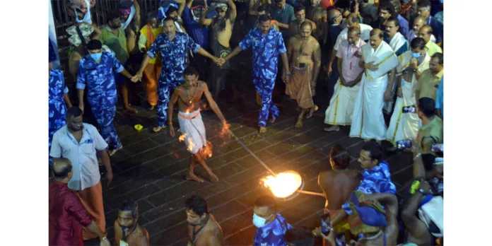 സന്നിധാനത്ത് ഭക്തിപ്രഭ ചൊരിഞ്ഞ് കര്പ്പൂരാഴി സന്നിധാനത്ത് ഭക്തിപ്രഭ ചൊരിഞ്ഞ് കര്പ്പൂരാഴി