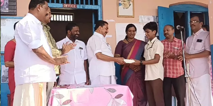 പറക്കോട് അമൃത ബോയ്സ് ഹൈസ്കൂളിൽ കുട്ടികൾക്ക് ഒരു പുസ്തക ദക്ഷിണ ആരംഭിച്ചു പറക്കോട് അമൃത ബോയ്സ് ഹൈസ്കൂളിൽ കുട്ടികൾക്ക് ഒരു പുസ്തക ദക്ഷിണ ആരംഭിച്ചു