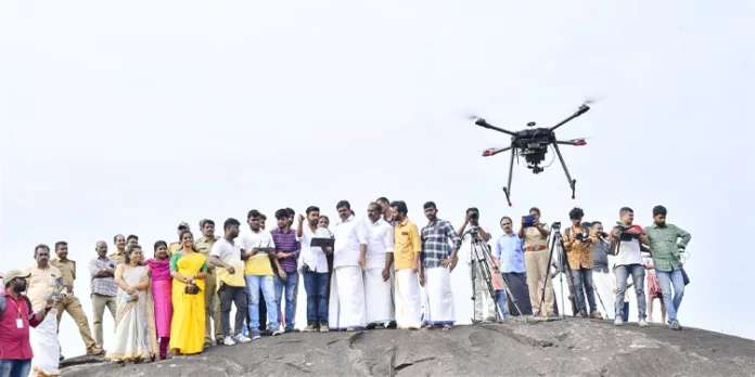 അത്യാധുനിക സംവിധാനങ്ങളുള്ള ഡ്രോണുകളുമായി കലഞ്ഞൂരിൽ പുലിയെ കണ്ടെത്തുവാൻ പരിശോധന ആരംഭിച്ചു അത്യാധുനിക സംവിധാനങ്ങളുള്ള ഡ്രോണുകളുമായി കലഞ്ഞൂരിൽ പുലിയെ കണ്ടെത്തുവാൻ പരിശോധന ആരംഭിച്ചു