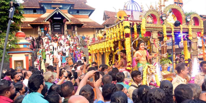 തങ്കഅങ്കി രഥഘോഷയാത്ര ആറന്മുളയില്നിന്നു പുറപ്പെട്ടു തങ്കഅങ്കി രഥഘോഷയാത്ര ആറന്മുളയില്നിന്നു പുറപ്പെട്ടു