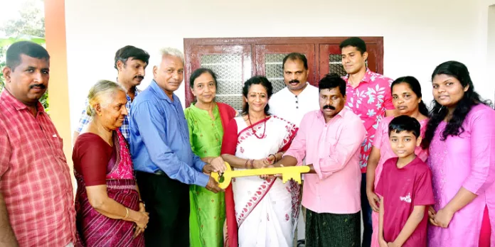 ഡോ. എം. എസ്. സുനിലിന്റെ 264 – മത് സ്നേഹഭവനം ലിസി ബാബുവിനും കുടുംബത്തിനും ഡോ. എം. എസ്. സുനിലിന്റെ 264 – മത് സ്നേഹഭവനം ലിസി ബാബുവിനും കുടുംബത്തിനും