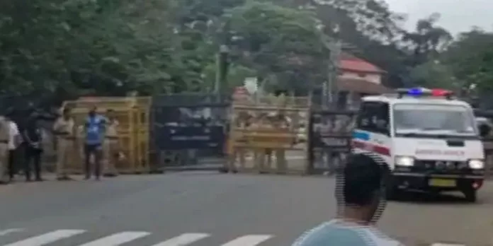 രോഗിയുമായി എത്തിയിട്ടും ആംബുലൻസിന് വഴി കൊടുക്കാതെ പോലീസ് രോഗിയുമായി എത്തിയിട്ടും ആംബുലൻസിന് വഴി കൊടുക്കാതെ പോലീസ്
