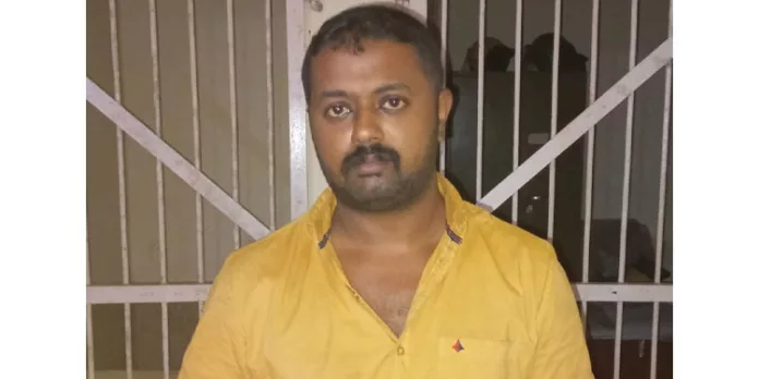 വീട്ടിലെ അടുക്കളയിൽ ചാരായം വാറ്റ് ; പ്രതി അറസ്റ്റിൽ വീട്ടിലെ അടുക്കളയിൽ ചാരായം വാറ്റ് ; പ്രതി അറസ്റ്റിൽ