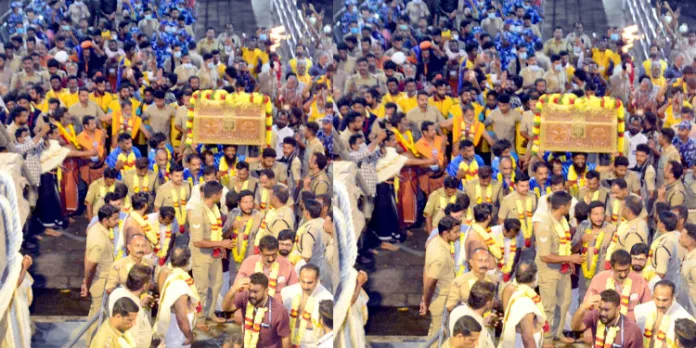 തങ്ക അങ്കിക്ക് സന്നിധാനത്ത് ഭക്തിനിര്ഭരമായ വരവേല്പ്പ് തങ്ക അങ്കിക്ക് സന്നിധാനത്ത് ഭക്തിനിര്ഭരമായ വരവേല്പ്പ്