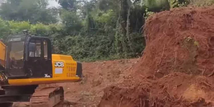 നാഗലശ്ശേരിയില് കുന്നിടിച്ച് മണ്ണ് കടത്തി ; പരാതിയുമായി നാട്ടുകാർ രംഗത്ത് നാഗലശ്ശേരിയില് കുന്നിടിച്ച് മണ്ണ് കടത്തി ; പരാതിയുമായി നാട്ടുകാർ രംഗത്ത്
