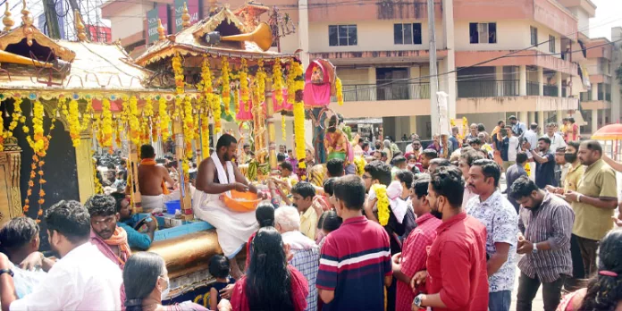 തങ്ക അങ്കിക്ക് വരവേൽപ്പ് നൽകി തങ്ക അങ്കിക്ക് വരവേൽപ്പ് നൽകി