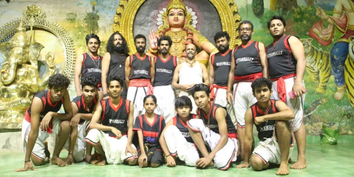 62-ാം വയസ്സില് കന്നിസ്വാമി ; അയ്യന് കാണിക്കയായി കളരിമുറകള് 62-ാം വയസ്സില് കന്നിസ്വാമി ; അയ്യന് കാണിക്കയായി കളരിമുറകള്