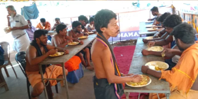 അന്നദാന കേന്ദ്രത്തിൽ സ്വാമി ഭക്തന്മാരുടെ വൻ തിരക്ക് അന്നദാന കേന്ദ്രത്തിൽ സ്വാമി ഭക്തന്മാരുടെ വൻ തിരക്ക്