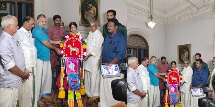 റാന്നി അയ്യപ്പ മഹാ സത്രം ; കൊടിമരത്തിൽ ഏറ്റുന്നതിനുള്ള ധ്വജവും ധ്വജ കയറും അശ്വതി തിരുനാൾ ഗൗരി ലക്ഷ്മി ഭായി കൈമാറി റാന്നി അയ്യപ്പ മഹാ സത്രം ; കൊടിമരത്തിൽ ഏറ്റുന്നതിനുള്ള ധ്വജവും ധ്വജ കയറും അശ്വതി തിരുനാൾ ഗൗരി ലക്ഷ്മി ഭായി കൈമാറി