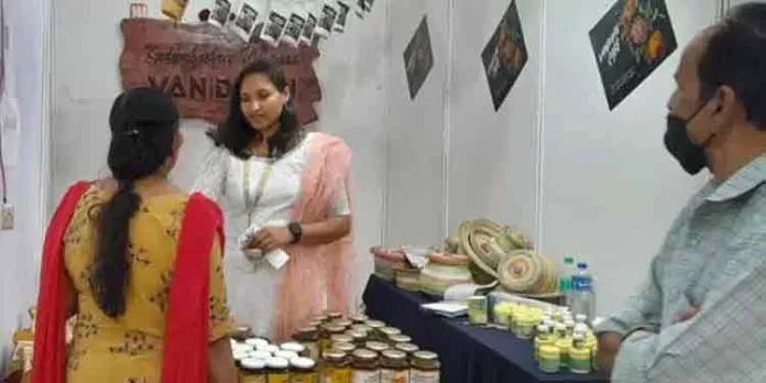 കുടുംബശ്രീ ദേശീയ സരസ് മേളയില് വയനാടിന്റെ വനവിഭവങ്ങളുടെ വിരുന്ന് കുടുംബശ്രീ ദേശീയ സരസ് മേളയില് വയനാടിന്റെ വനവിഭവങ്ങളുടെ വിരുന്ന്