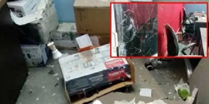 കൊറിയര് സ്ഥാപനത്തില് മിക്സര് ഗ്രൈന്ഡര് പൊട്ടിത്തെറിച്ചതിന് പിന്നില് പൂവാലനെന്ന് റിപ്പോര്ട്ട് കൊറിയര് സ്ഥാപനത്തില് മിക്സര് ഗ്രൈന്ഡര് പൊട്ടിത്തെറിച്ചതിന് പിന്നില് പൂവാലനെന്ന് റിപ്പോര്ട്ട്