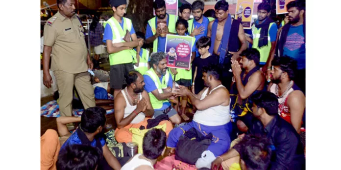 പ്ലാസ്റ്റിക്കിനെതിരെ ബോധവല്ക്കരണവുമായി മലേഷ്യന് സ്വാമിമാരുടെ സംഘം പ്ലാസ്റ്റിക്കിനെതിരെ ബോധവല്ക്കരണവുമായി മലേഷ്യന് സ്വാമിമാരുടെ സംഘം