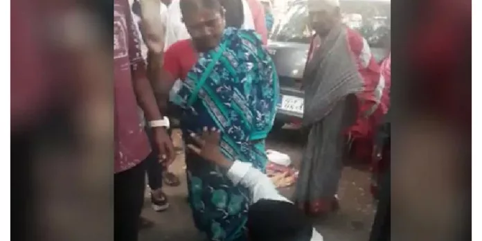 തെരുവിൽ വച്ച് മൊബൈൽ നമ്പർ ചോദിച്ച് ശല്യം ചെയ്തു ; യുവാവിനെ പഞ്ഞിക്കിട്ട് വീട്ടമ്മ തെരുവിൽ വച്ച് മൊബൈൽ നമ്പർ ചോദിച്ച് ശല്യം ചെയ്തു ; യുവാവിനെ പഞ്ഞിക്കിട്ട് വീട്ടമ്മ