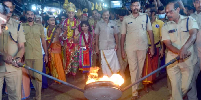സന്നിധാനം ഭക്തിസാന്ദ്രമാക്കി പോലീസ് സേനയുടെ കര്പ്പൂരാഴി സന്നിധാനം ഭക്തിസാന്ദ്രമാക്കി പോലീസ് സേനയുടെ കര്പ്പൂരാഴി