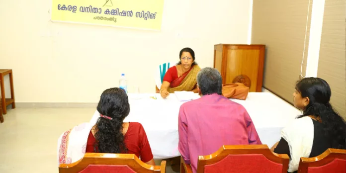 സംസ്ഥാന വനിതാ കമ്മീഷന് സിറ്റിംഗ് നടത്തി; 10 കേസുകള് തീര്പ്പാക്കി സംസ്ഥാന വനിതാ കമ്മീഷന് സിറ്റിംഗ് നടത്തി; 10 കേസുകള് തീര്പ്പാക്കി