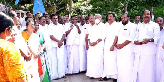 അങ്ങാടി സർവീസ് സഹകരണ ബാങ്ക് തെരഞ്ഞെടുപ്പുമായി ബന്ധപ്പെട്ടുണ്ടായ സംഘർഷം ; യുഡിഎഫ് മാർച്ച് നടത്തി അങ്ങാടി സർവീസ് സഹകരണ ബാങ്ക് തെരഞ്ഞെടുപ്പുമായി ബന്ധപ്പെട്ടുണ്ടായ സംഘർഷം ; യുഡിഎഫ് മാർച്ച് നടത്തി