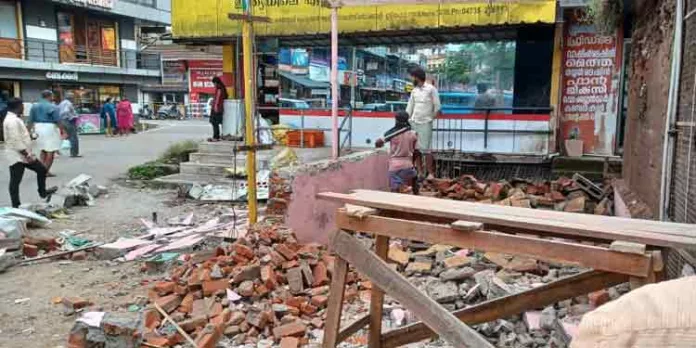 ഇട്ടിയപ്പാറ സ്വകാര്യ ബസ്സ്റ്റാന്റില് പോലീസ് എയ്ഡ് പോസ്റ്റിന്റെ നിർമാണം ആരംഭിച്ചു ഇട്ടിയപ്പാറ സ്വകാര്യ ബസ്സ്റ്റാന്റില് പോലീസ് എയ്ഡ് പോസ്റ്റിന്റെ നിർമാണം ആരംഭിച്ചു