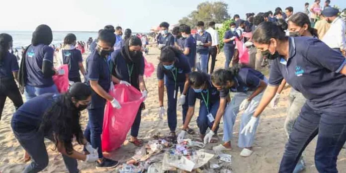 ആകാശ് ബൈജൂസിന്റെ ആഭിമുഖ്യത്തില് വിദ്യാര്ത്ഥികള് കോഴിക്കോട് ബീച്ച് ശുചീകരിച്ചു ആകാശ് ബൈജൂസിന്റെ ആഭിമുഖ്യത്തില് വിദ്യാര്ത്ഥികള് കോഴിക്കോട് ബീച്ച് ശുചീകരിച്ചു