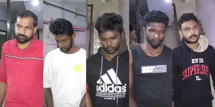 കുളത്തൂപ്പുഴയിൽ രണ്ടേകാൽ കിലോ കഞ്ചാവുമായി ആറംഗ സംഘം പിടിയില് കുളത്തൂപ്പുഴയിൽ രണ്ടേകാൽ കിലോ കഞ്ചാവുമായി ആറംഗ സംഘം പിടിയില്