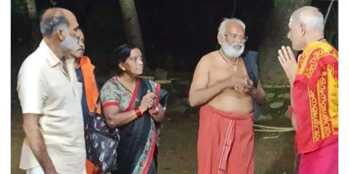 തലവെടി തിരുപനയനൂർ കാവ് ദേവി ക്ഷേത്രത്തിലെ കൃഷ്ണശിലാ ധ്വജം ദർശിക്കുവാൻ ചത്തീസ്ഗഡിൽ നിന്നും തീർത്ഥാടക സംഘം എത്തി തലവെടി തിരുപനയനൂർ കാവ് ദേവി ക്ഷേത്രത്തിലെ കൃഷ്ണശിലാ ധ്വജം ദർശിക്കുവാൻ ചത്തീസ്ഗഡിൽ നിന്നും തീർത്ഥാടക സംഘം എത്തി
