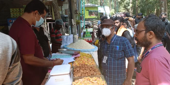 അമിതവില, ക്രമക്കേട് : ഹോട്ടലുകള്ക്കും വ്യാപാര സ്ഥാപനങ്ങള്ക്കും 20000 രൂപ പിഴ അമിതവില, ക്രമക്കേട് : ഹോട്ടലുകള്ക്കും വ്യാപാര സ്ഥാപനങ്ങള്ക്കും 20000 രൂപ പിഴ