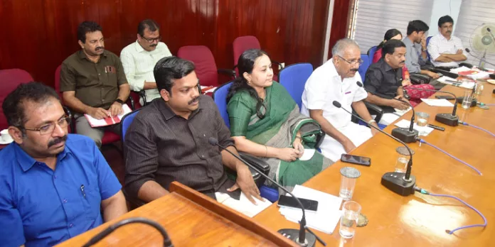 ജനവാസ മേഖലയെ ബഫര് സോണില് നിന്നും ഒഴിവാക്കാന് നടപടി സ്വീകരിക്കും ; ആശങ്ക വേണ്ട : മന്ത്രി എ.കെ.ശശീന്ദ്രന് ജനവാസ മേഖലയെ ബഫര് സോണില് നിന്നും ഒഴിവാക്കാന് നടപടി സ്വീകരിക്കും ; ആശങ്ക വേണ്ട : മന്ത്രി എ.കെ.ശശീന്ദ്രന്