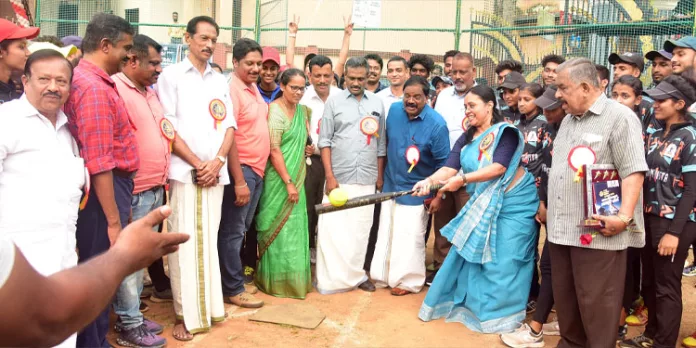സംസ്ഥാന സീനിയർ സോഫ്റ്റ് ബോൾ ചാമ്പ്യൻഷിപ്പിന് തുടക്കമായി സംസ്ഥാന സീനിയർ സോഫ്റ്റ് ബോൾ ചാമ്പ്യൻഷിപ്പിന് തുടക്കമായി