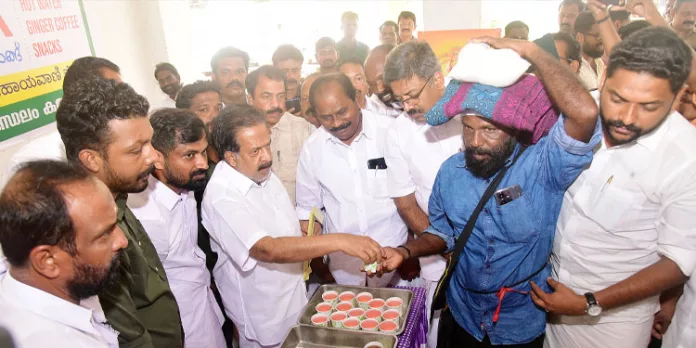 ശബരിമല തീർത്ഥാടകർക്ക് ഒരുകൈതാങ്ങ് പദ്ധതിയുമായി യൂത്ത് കോൺഗ്രസ് ശബരിമല തീർത്ഥാടകർക്ക് ഒരുകൈതാങ്ങ് പദ്ധതിയുമായി യൂത്ത് കോൺഗ്രസ്
