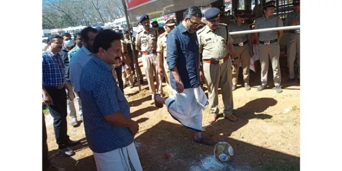 നിലയ്ക്കല് ബേയ്സ് ക്യാമ്പില് ലഹരിക്കെതിരെ ഗോളടിച്ച് മന്ത്രി എം.ബി. രാജേഷ് നിലയ്ക്കല് ബേയ്സ് ക്യാമ്പില് ലഹരിക്കെതിരെ ഗോളടിച്ച് മന്ത്രി എം.ബി. രാജേഷ്