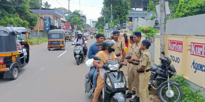 ട്രാഫിക് നിയമങ്ങൾ പാലിച്ചവർക്ക് മധുരം നൽകിയും ലംഘകരെ ഉപദേശിച്ചും കുട്ടിപോലീസ് ട്രാഫിക് നിയമങ്ങൾ പാലിച്ചവർക്ക് മധുരം നൽകിയും ലംഘകരെ ഉപദേശിച്ചും കുട്ടിപോലീസ്