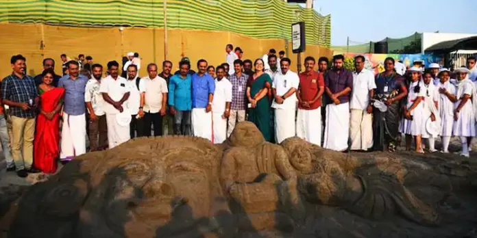കേരള സ്കൂൾ കലോത്സവത്തിന്റെ വരവറിയിച്ച് കോഴിക്കോട് കടലോരത്ത് ഭീമൻ മണൽശില്പം ഒരുക്കി കേരള സ്കൂൾ കലോത്സവത്തിന്റെ വരവറിയിച്ച് കോഴിക്കോട് കടലോരത്ത് ഭീമൻ മണൽശില്പം ഒരുക്കി