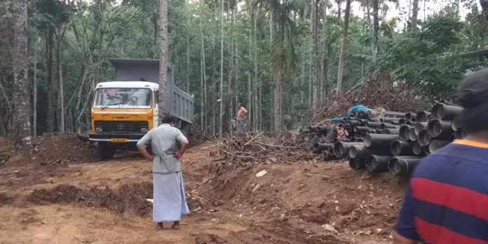 പുനലൂർ മൂവാറ്റുപുഴ സംസ്ഥാന പാത നിർമ്മാണത്തിന്റെ പേരിൽ കോന്നിയിൽ നിലം നികത്തൽ സജീവം പുനലൂർ മൂവാറ്റുപുഴ സംസ്ഥാന പാത നിർമ്മാണത്തിന്റെ പേരിൽ കോന്നിയിൽ നിലം നികത്തൽ സജീവം