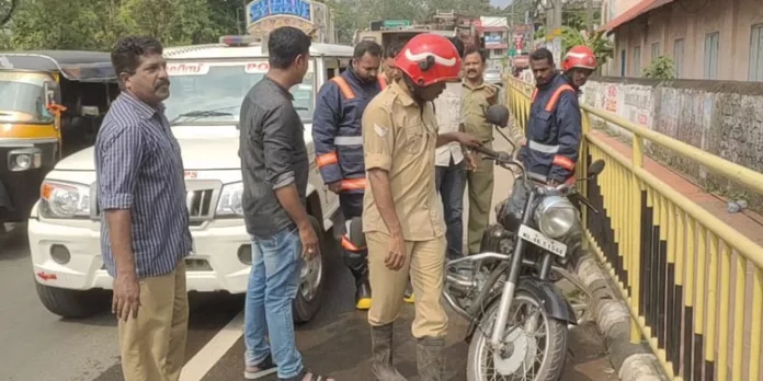 ഓടിക്കൊണ്ടിരുന്ന ഇരുചക്രവാഹനത്തിന് തീപിടിച്ചു ; പോലീസെത്തി തീയണച്ചു ഓടിക്കൊണ്ടിരുന്ന ഇരുചക്രവാഹനത്തിന് തീപിടിച്ചു ; പോലീസെത്തി തീയണച്ചു