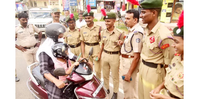 റിങ് റോഡിൽ ട്രാഫിക് ബോധവൽക്കരണം നടത്തി റിങ് റോഡിൽ ട്രാഫിക് ബോധവൽക്കരണം നടത്തി
