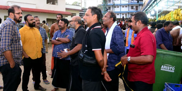 ശബരിമലയില് ആരോഗ്യ കാര്ഡ് ഇല്ലാത്തവര്ക്കായി മെഡിക്കല് ക്യാമ്പ് നടത്തും ശബരിമലയില് ആരോഗ്യ കാര്ഡ് ഇല്ലാത്തവര്ക്കായി മെഡിക്കല് ക്യാമ്പ് നടത്തും