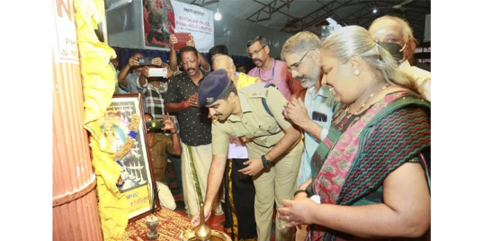 തിരുവാഭരണയാത്രയുടെ പുണ്യം നിറച്ച് ജയദേവകുമാറിന്റെ ചിത്രപ്രദർശനം തിരുവാഭരണയാത്രയുടെ പുണ്യം നിറച്ച് ജയദേവകുമാറിന്റെ ചിത്രപ്രദർശനം