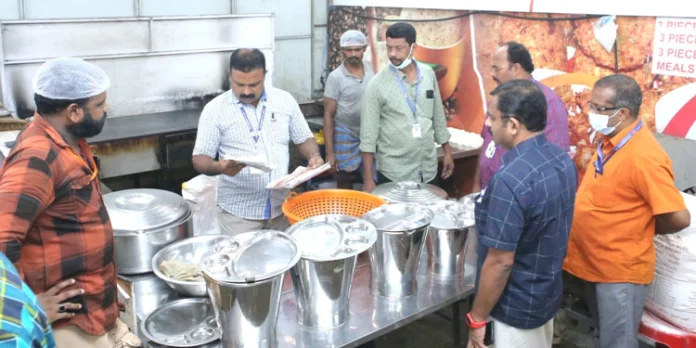 സന്നിധാനത്തെ ഭക്ഷണശാലകളില് പരിശോധന ശക്തമാക്കി ആരോഗ്യവകുപ്പ് സന്നിധാനത്തെ ഭക്ഷണശാലകളില് പരിശോധന ശക്തമാക്കി ആരോഗ്യവകുപ്പ്