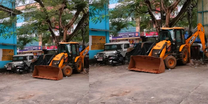 കണ്ണങ്കരയിൽ അനധികൃതമായി മണ്ണ് ഖനനം ചെയ്ത ജെസിബി പിടികൂടി കണ്ണങ്കരയിൽ അനധികൃതമായി മണ്ണ് ഖനനം ചെയ്ത ജെസിബി പിടികൂടി