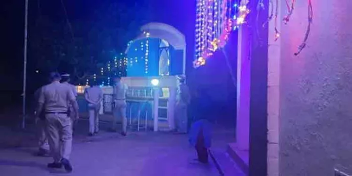 കർണാടകയിൽ പള്ളിക്ക് നേരെ ആക്രമണം ; അജ്ഞാതർ ഉണ്ണി യേശുവിന്റെ പ്രതിമ തകര്ത്തു കർണാടകയിൽ പള്ളിക്ക് നേരെ ആക്രമണം ; അജ്ഞാതർ ഉണ്ണി യേശുവിന്റെ പ്രതിമ തകര്ത്തു