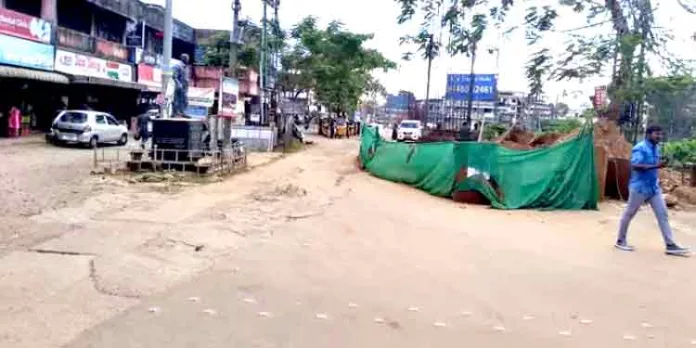 കോഴഞ്ചേരി പാലം പോലെ നോക്കുകുത്തി ആകുമോ അബാന് മേല്പ്പാലം ? പാലം പണി തീര്ന്നാലും റിംഗ് റോഡ് പഴയപോലെ കോഴഞ്ചേരി പാലം പോലെ നോക്കുകുത്തി ആകുമോ അബാന് മേല്പ്പാലം ? പാലം പണി തീര്ന്നാലും റിംഗ് റോഡ് പഴയപോലെ