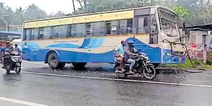 ദേശീയപാതയിൽ തമിഴ്നാട് ട്രാൻസ്പോർട്ട് ബസും സ്വകാര്യ ടൂറിസ്റ്റ് ബസും കൂട്ടിയിടിച്ചു ദേശീയപാതയിൽ തമിഴ്നാട് ട്രാൻസ്പോർട്ട് ബസും സ്വകാര്യ ടൂറിസ്റ്റ് ബസും കൂട്ടിയിടിച്ചു