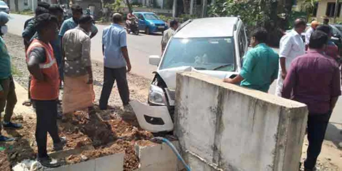 കലഞ്ഞൂരില് കാര് നിയന്ത്രണം വിട്ട് നിര്മ്മാണം നടക്കുന്ന കലുങ്കില് ഇടിച്ചു കലഞ്ഞൂരില് കാര് നിയന്ത്രണം വിട്ട് നിര്മ്മാണം നടക്കുന്ന കലുങ്കില് ഇടിച്ചു