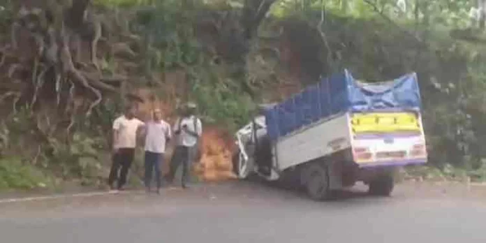താമരശ്ശേരി ചുരത്തിൽ പിക്കപ്പ് വാൻ മതിലിൽ ഇടിച്ച് ഡ്രൈവർ വാഹനത്തിൽ കുടുങ്ങി താമരശ്ശേരി ചുരത്തിൽ പിക്കപ്പ് വാൻ മതിലിൽ ഇടിച്ച് ഡ്രൈവർ വാഹനത്തിൽ കുടുങ്ങി