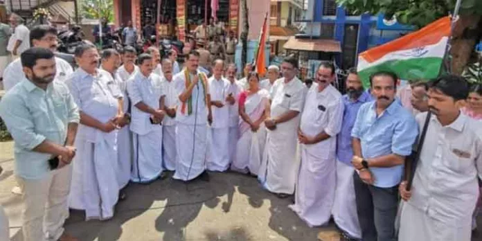 അടൂർ നഗരസഭയിലേക്ക് കോണ്ഗ്രസ് പ്രതിഷേധ മാർച്ചും ധർണ്ണയും നടത്തി അടൂർ നഗരസഭയിലേക്ക് കോണ്ഗ്രസ് പ്രതിഷേധ മാർച്ചും ധർണ്ണയും നടത്തി