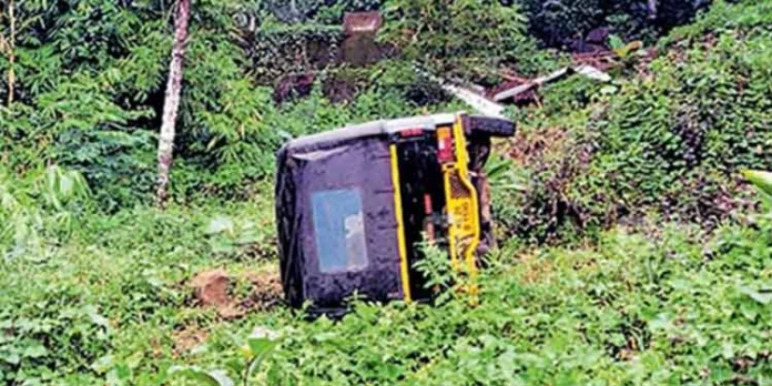 നാല്പ്പതടിയോളം താഴ്ചയിലേക്ക് ഓട്ടോറിക്ഷ മറിഞ്ഞു ; യാത്രക്കാര് അത്ഭുതകരമായി രക്ഷപ്പെട്ടു നാല്പ്പതടിയോളം താഴ്ചയിലേക്ക് ഓട്ടോറിക്ഷ മറിഞ്ഞു ; യാത്രക്കാര് അത്ഭുതകരമായി രക്ഷപ്പെട്ടു