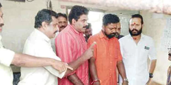 പന്തളം -പമ്പ ബസിന്റെ സമയം മാറ്റണമെന്നാവശ്യപ്പെട്ട് വിവിധ ഹൈന്ദവ സംഘടനകളുടെ ഉപരോധം പന്തളം -പമ്പ ബസിന്റെ സമയം മാറ്റണമെന്നാവശ്യപ്പെട്ട് വിവിധ ഹൈന്ദവ സംഘടനകളുടെ ഉപരോധം